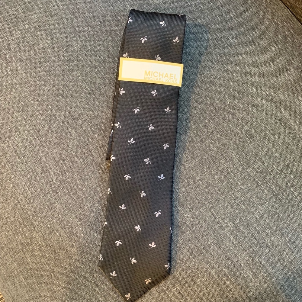 NWT Michael Kors 100 silk tie in black